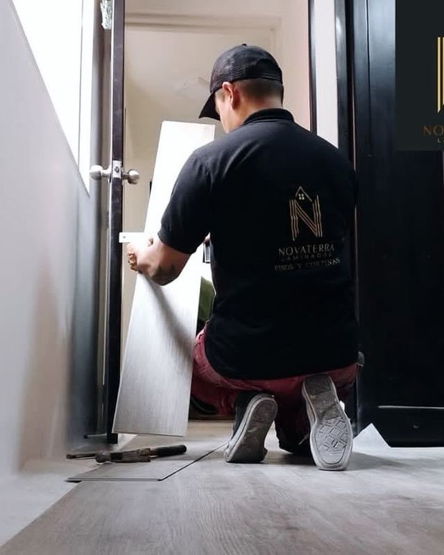 Instalador de Novaterra colocando piso SPC