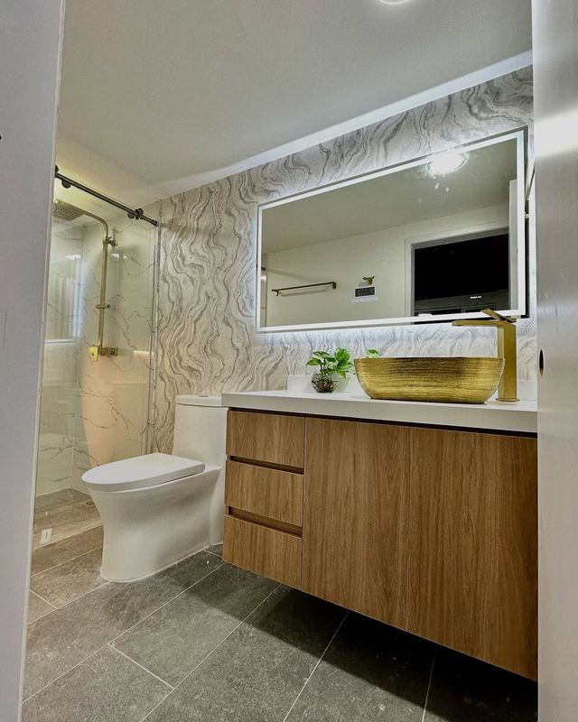Baño con papel de colgadura y espejo flotante con luz LED
