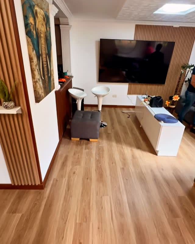Sala con piso SPC tono madera y listones