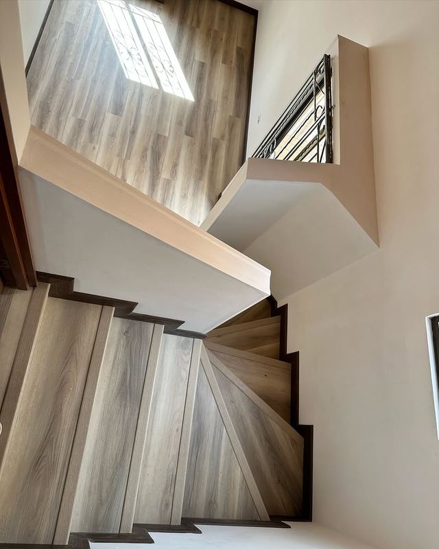 Escalera revestida en piso SPC