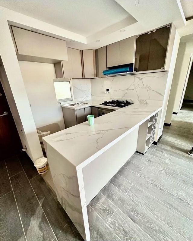 Cocina integral blanca con mesón en L