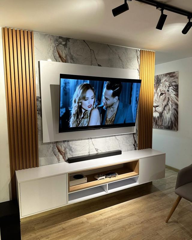 Mueble de TV blanco con listones y lámina efecto mármol
