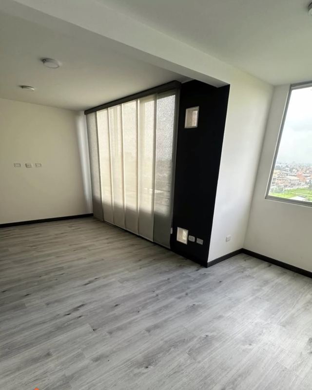 Apartamento con panel japonés y piso SPC gris