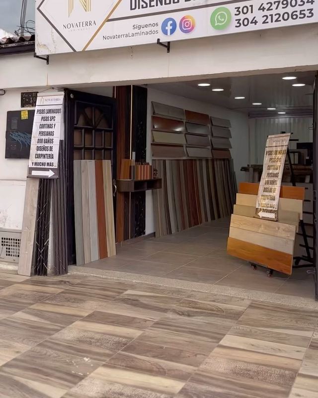 Fachada de la tienda Novaterra con muestras de pisos laminados y SPC